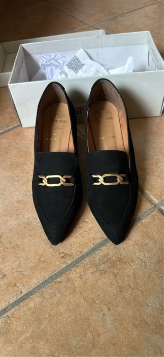 Sapatos elegantes em pele