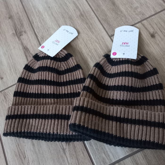2 firmowe czapki