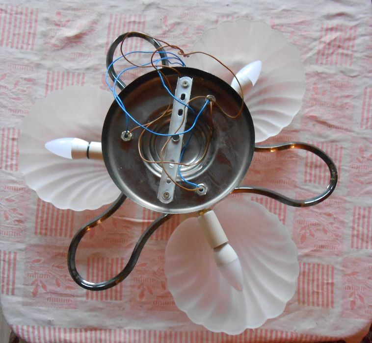 Люстра рабочая на 3 лампы отличное состояние