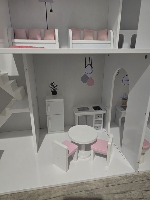 Duży drewniany domek dla lalek