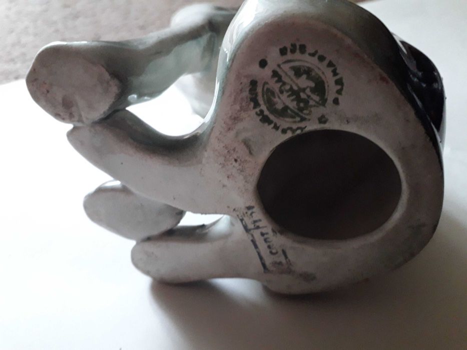 Фарфоровая статуэтка сидячая собака.Статуэтка для карандашей