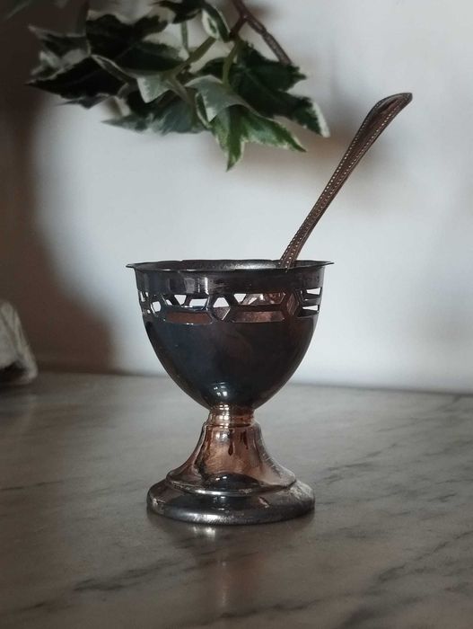 Suporte Ovo Antigo com Colher