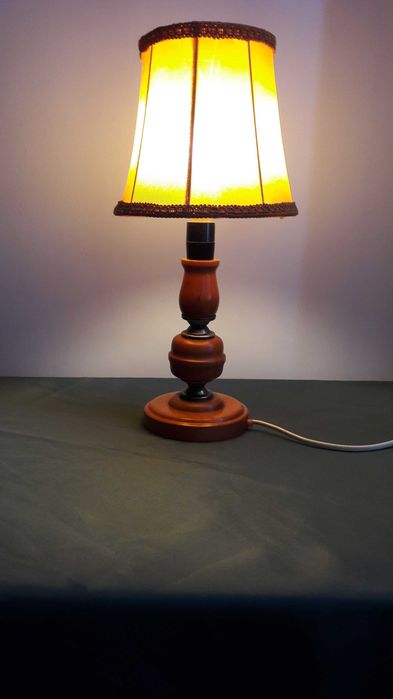 Elegancka lampka na szafkę z lat 80 – tych.