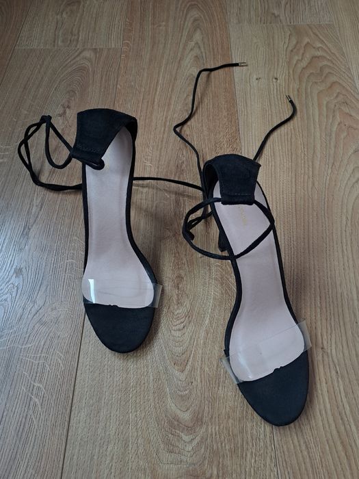 Женские черные босоножки на каблуке с завязками