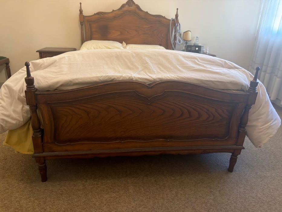 Cama e 2 mesas de cabeceira