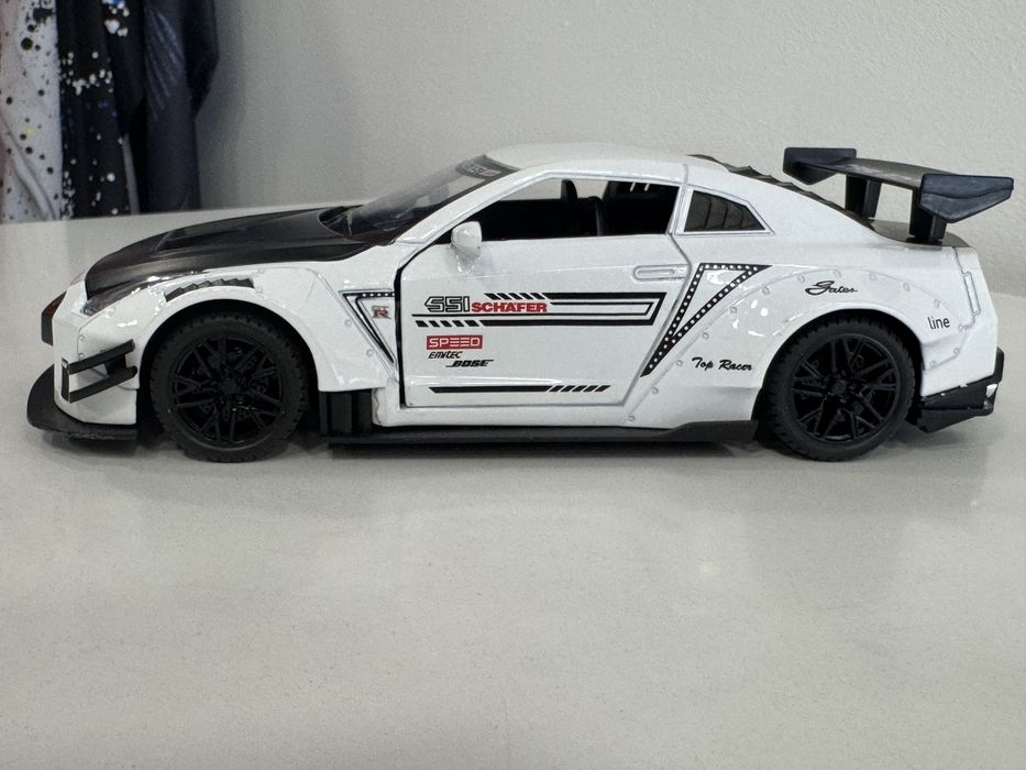 GTR tamanho 1:24. Acende luzes. Lindissimo