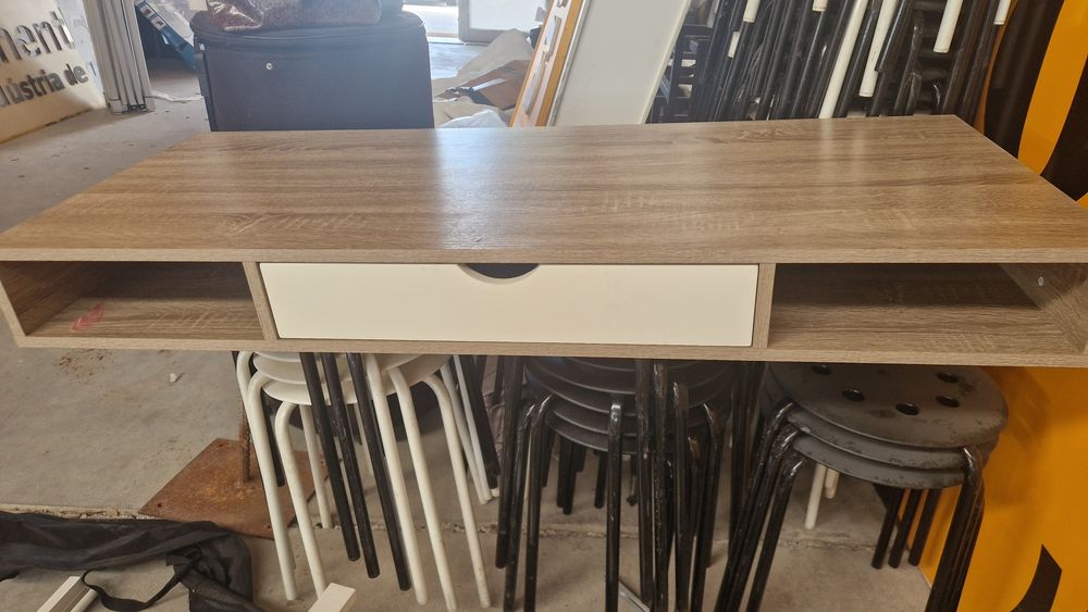 Consola suspensa