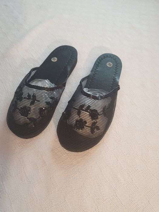 Chinelos pretos novos