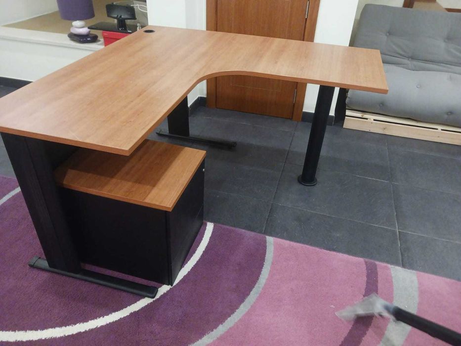 Mesa escritorio com gaveta