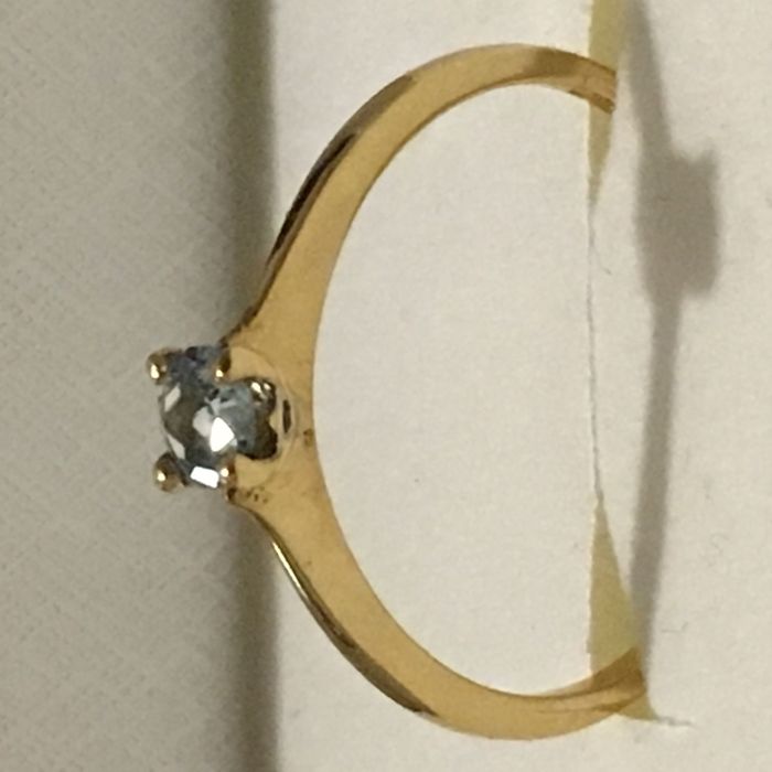 Złoty pierścionek z topazem