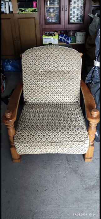 Drewniany fotel po częściowej renowacji