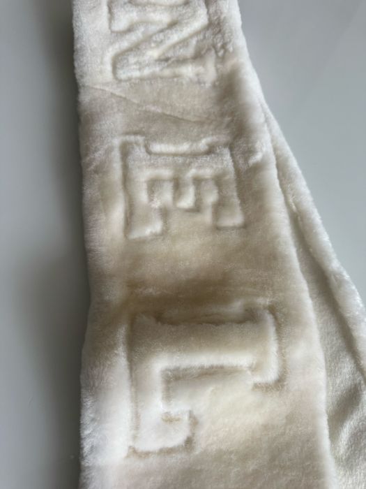 Piekny biały szal Chanel