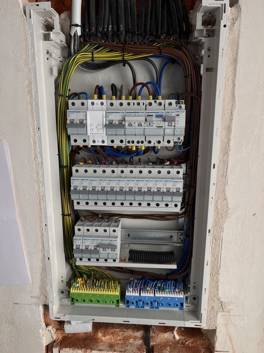 Електромонтажні послуги. Електрик