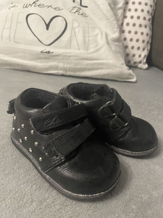 Продам взуття на дівчинку