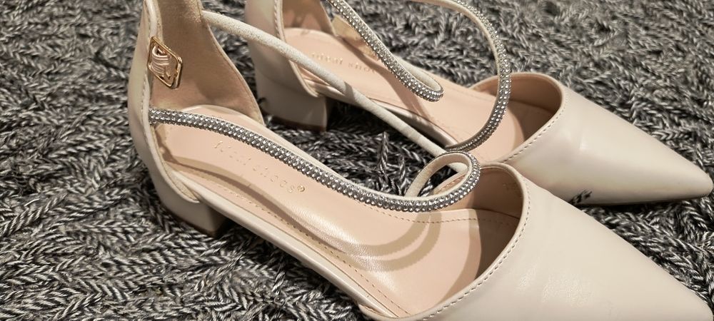 Śliczne beżowe buty r. 38