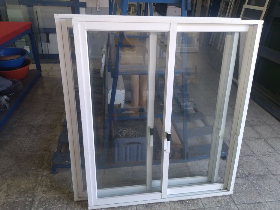 Janelas em alumínio lacado branco de correr