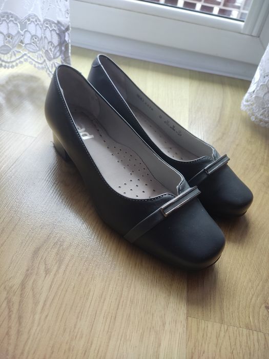 Buty na obcasie skórzane 36