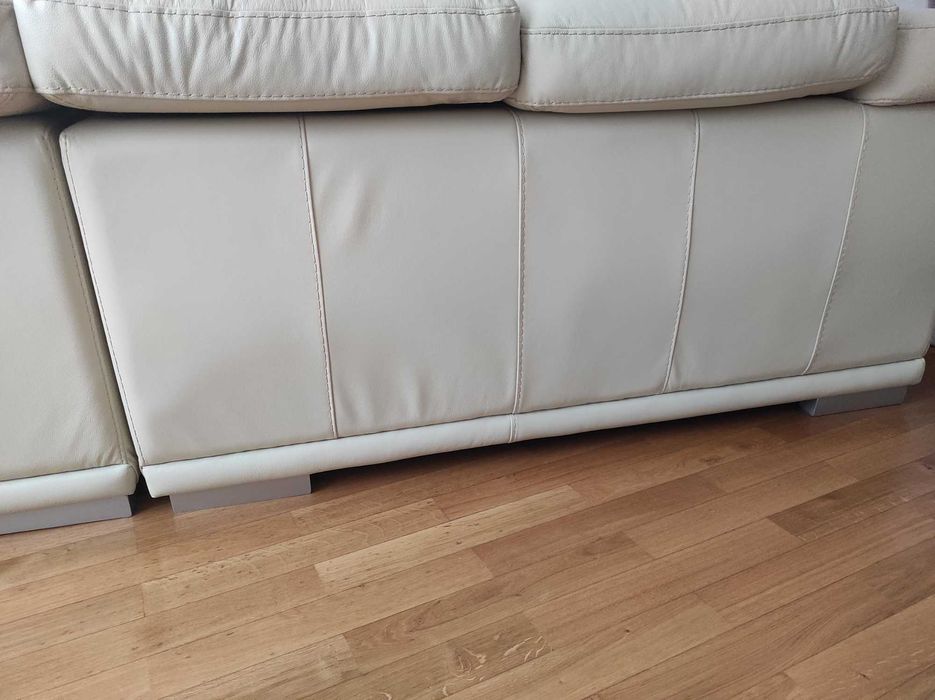 Sofá chaise longue usado, em pele (cor beje).