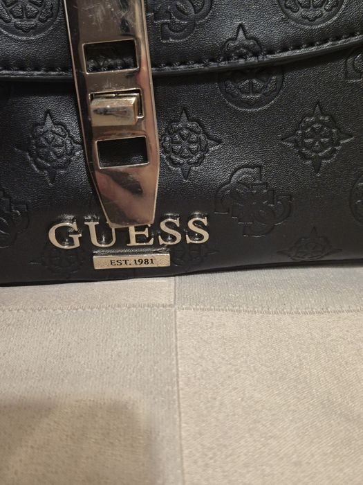 Mala Guess preta com padrão | Como nova
