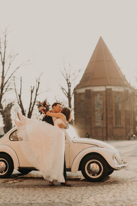Biały VW Garbus na wesela i sesje zdjęciowe