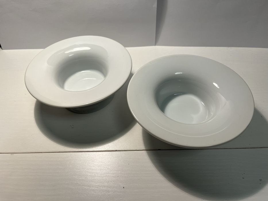 Dwa białe świeczniki Ikea