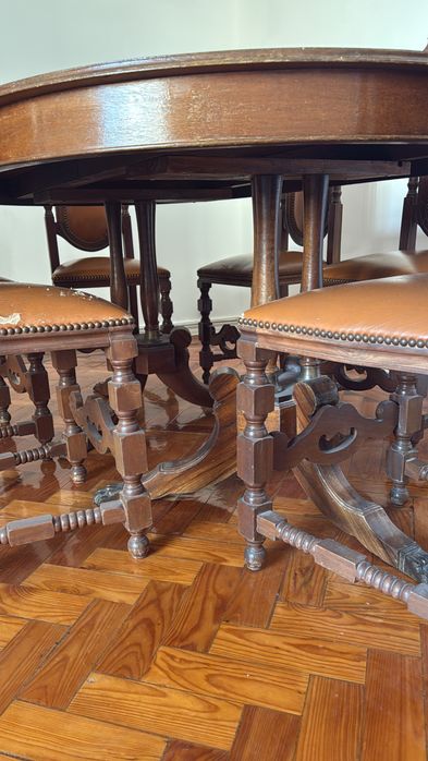 Mesa antiga de madeira