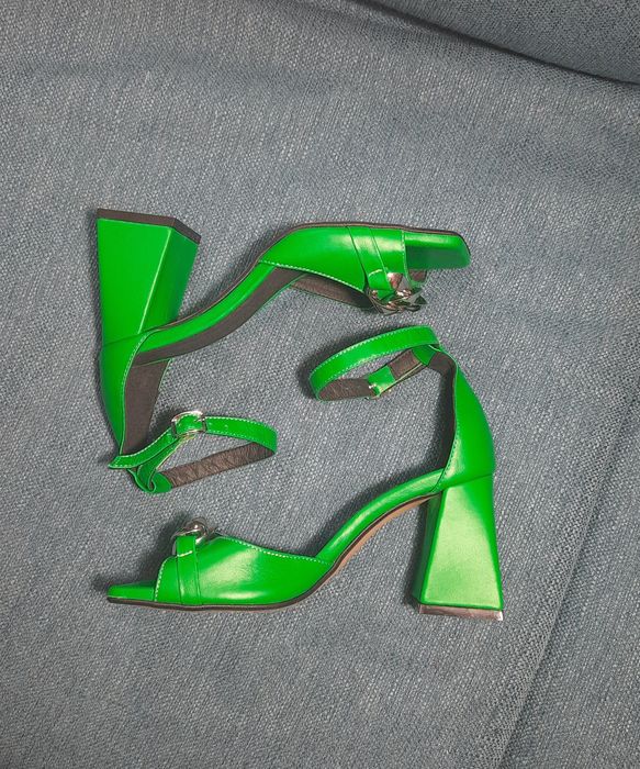 Кожаные босоножки 38 размера