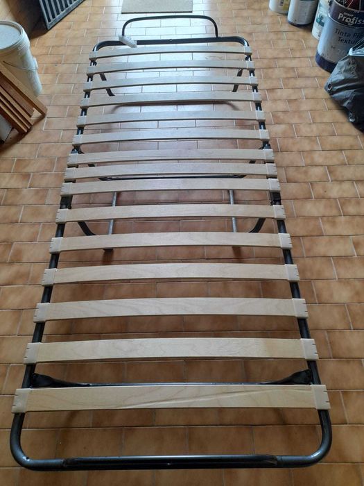 Camas solteiro de ferro e madeira com estrado e colçhão