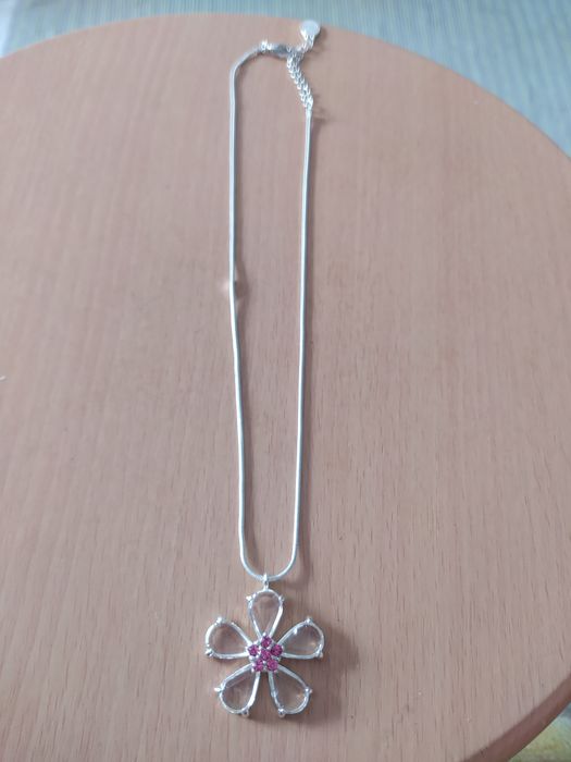 Colar flor prateado NOVO