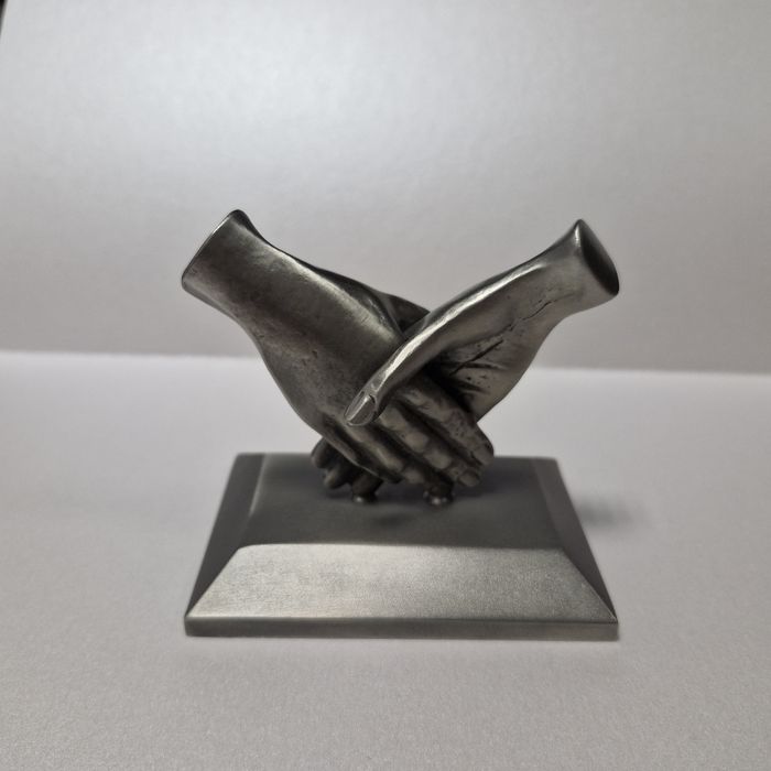 Figurka uścisk dłoni z pudełkiem prezent