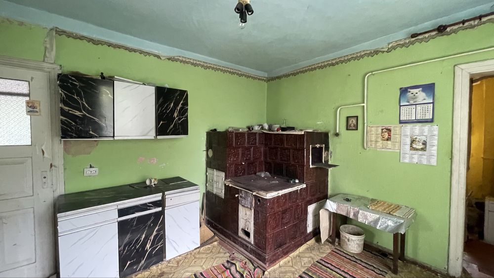 Продається хата в с.Солотвин з індивідуальним опаленням .