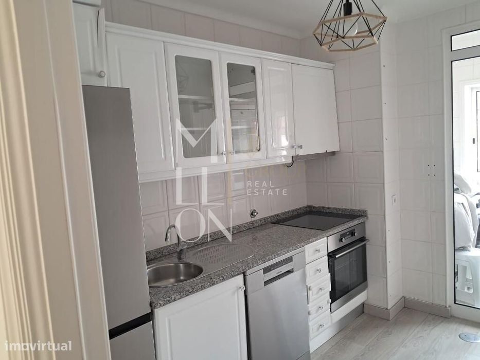 Apartamento T1+1 Renovado com Varanda e Garagem em Oliveira do Douro