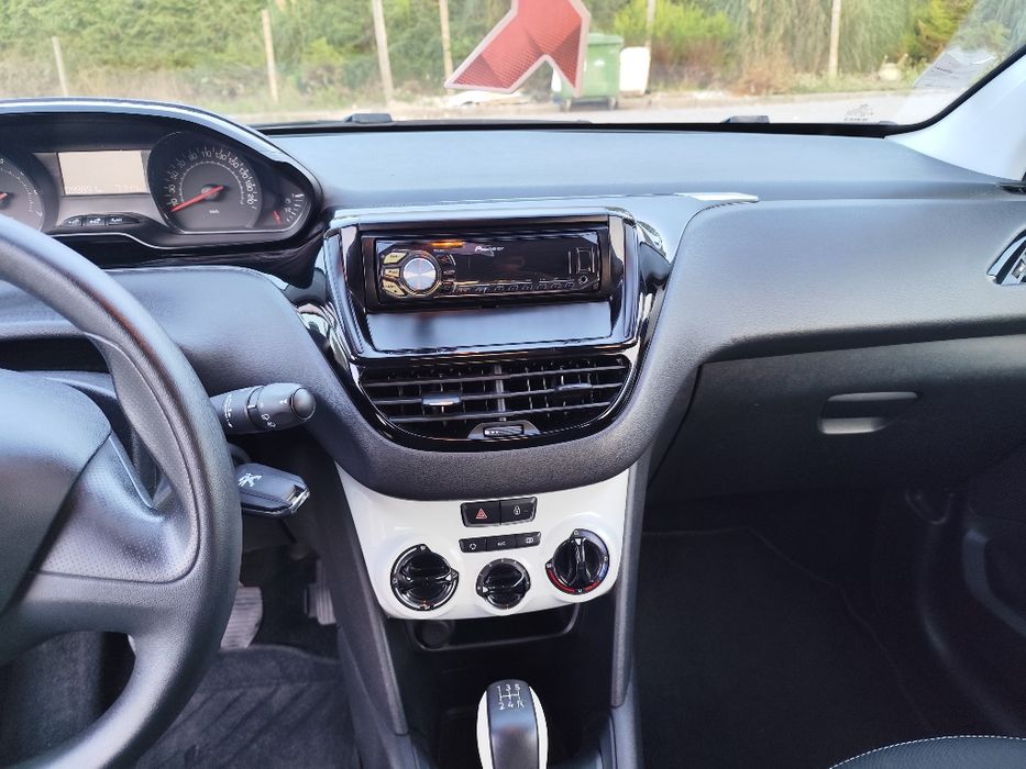 Peugeot 208 1.0 VTI  2015 98000 kms