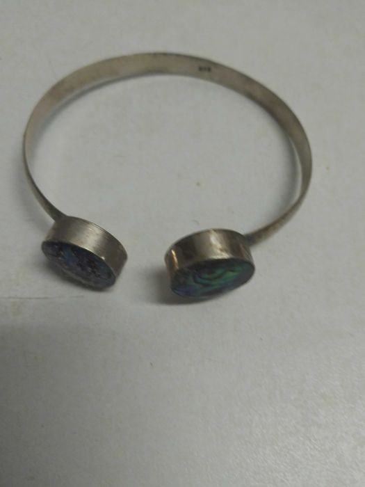 Pulseira prateada de mulher