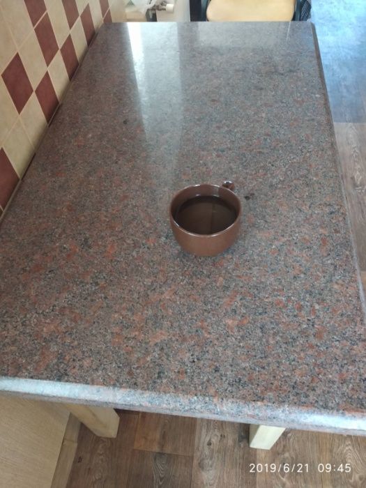 Продам дубовый стол с гранитной столешницей.