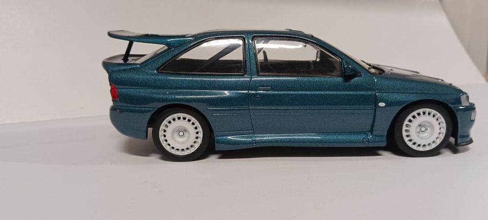 Carro Ford Escort RS Cosworth 1/24