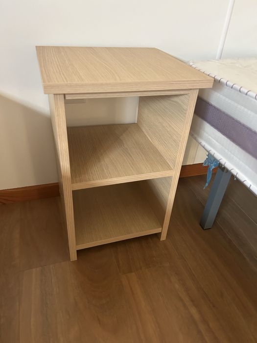 quarto solteiro  cama , mesinha de cabeceira