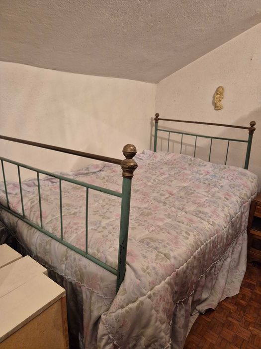 Cama de ferro verde