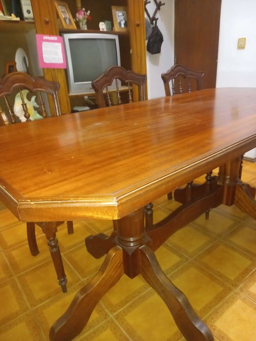 Mesa pé de galo com cadeiras e gamape