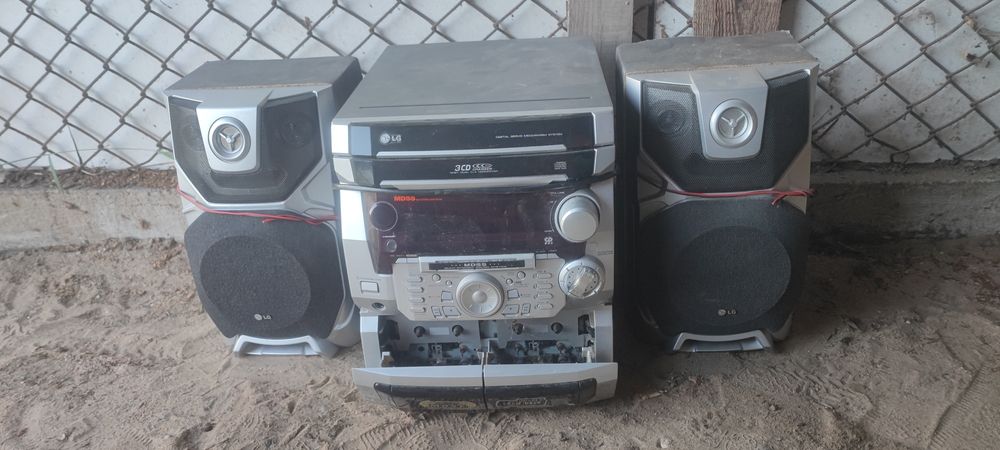 Wieża audio LG z głośnikami do garażu na działkę działa gra radio