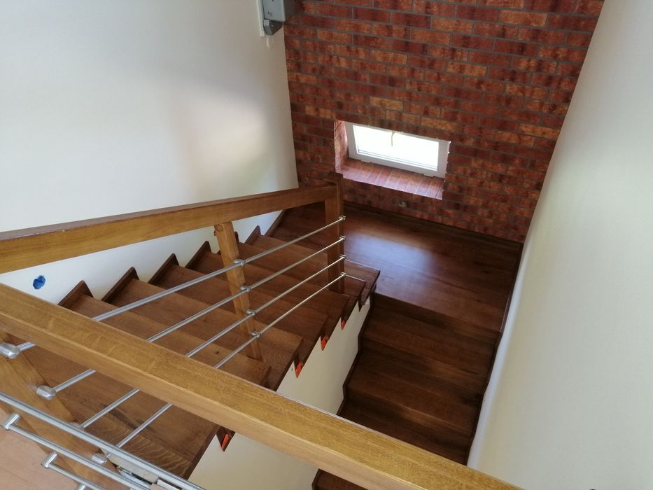 Schody drewniane samonośne i na beton remont balustrada stal