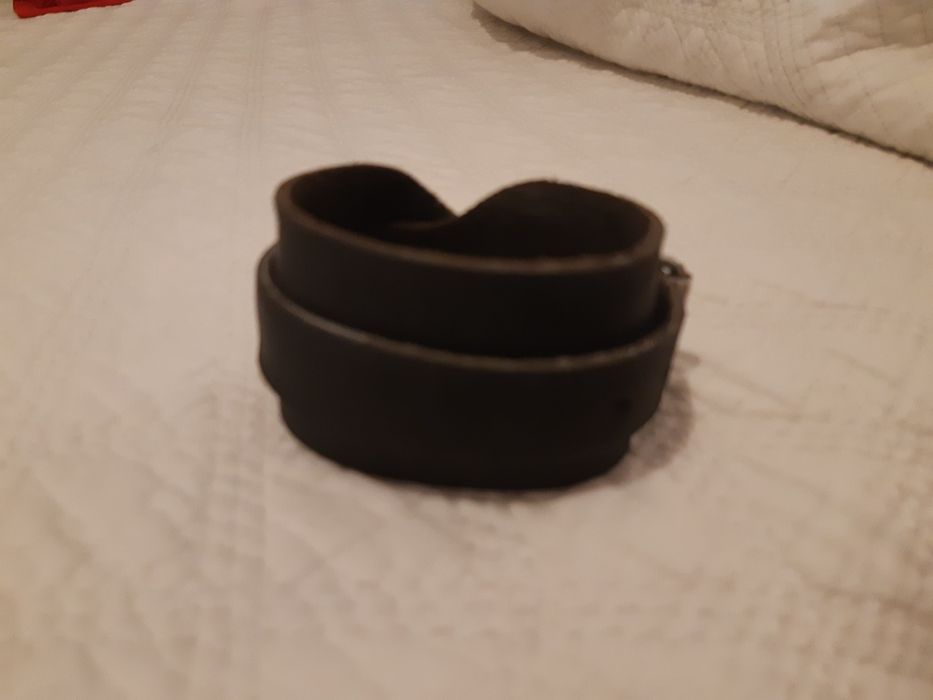 Pulseira goth em pele