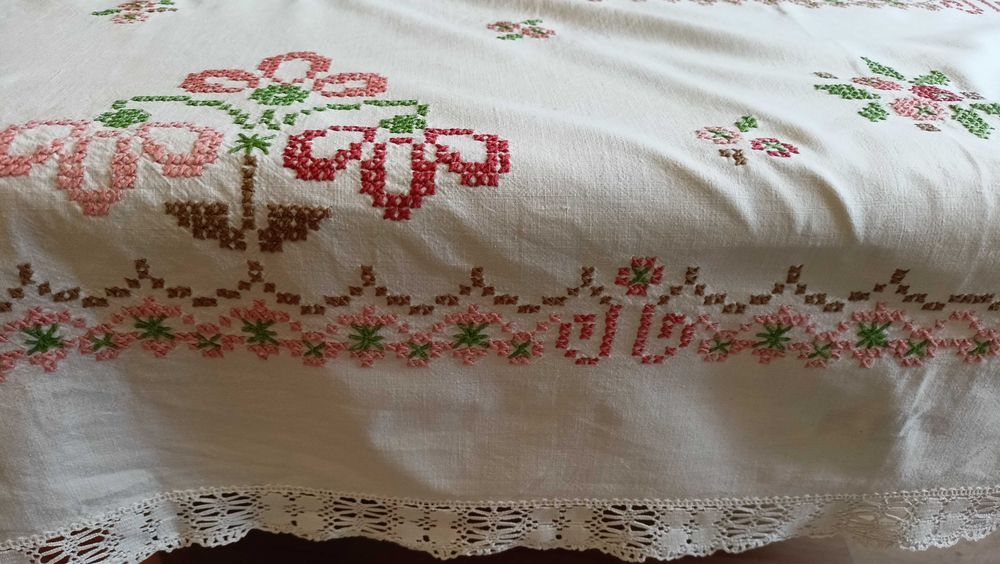 Obrus PRL haft ręczny, bawełna, koronka, krzyżyki