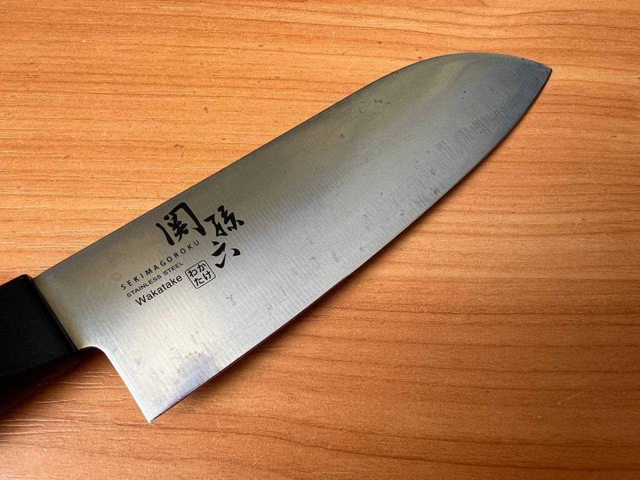Кухонный японский нож Сантоку KAI Sekimagoroky Wakatake