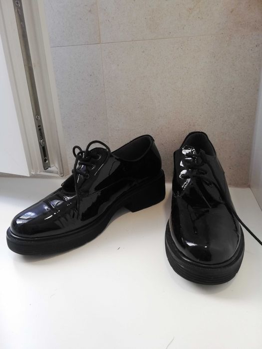 Sapatos pretos, 39, pele. Muito pouco uso.
