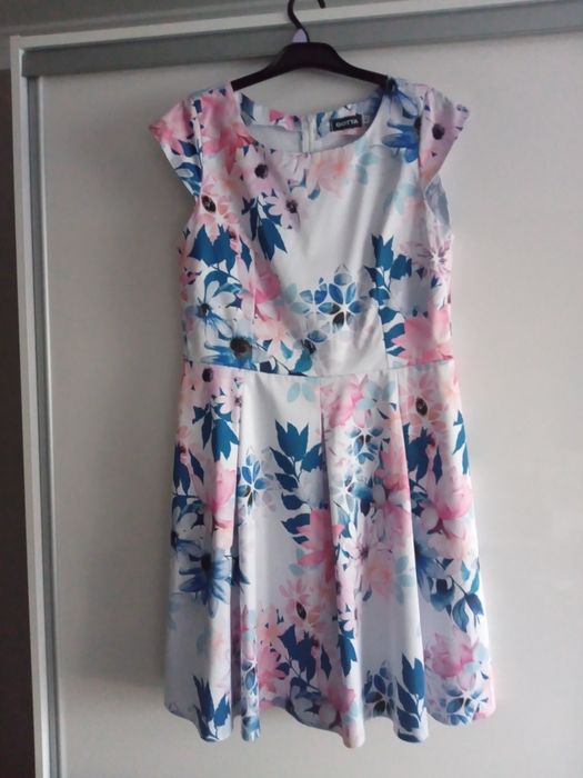 Elegancka sukienka w kwiaty