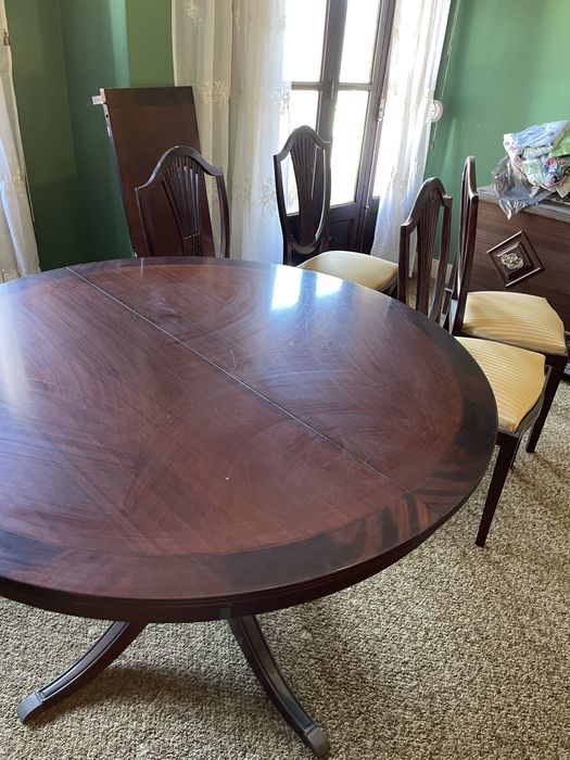 Mesa de sala com cadeiras