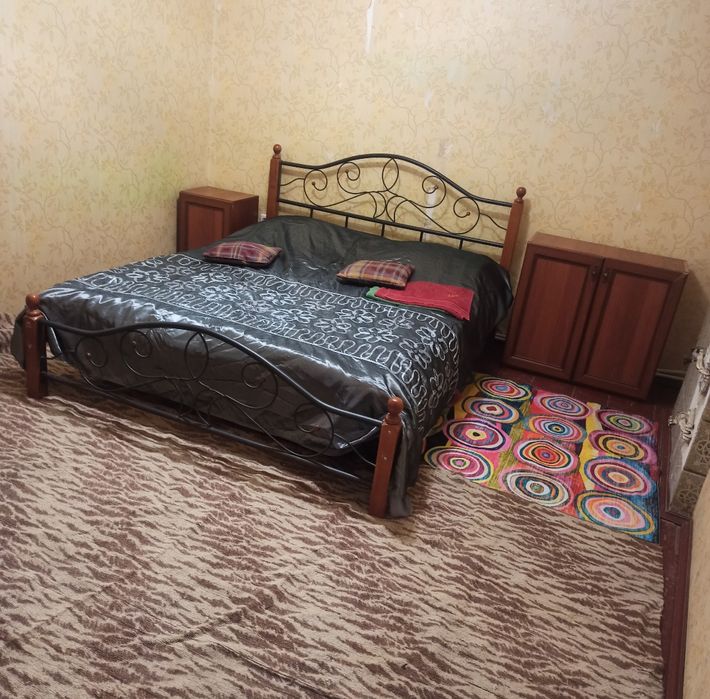 Здам в центрі Жмеринки велику 2 кімнатну квартиру 82м/ +закритий двір