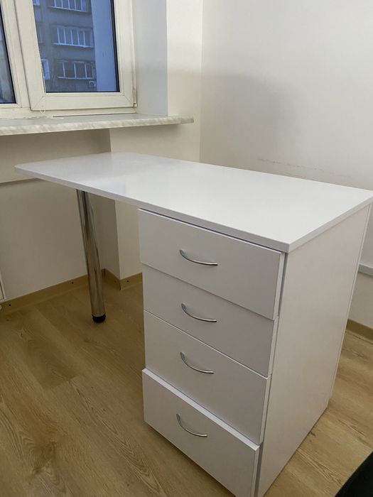 Стіл білий ідеальний стан