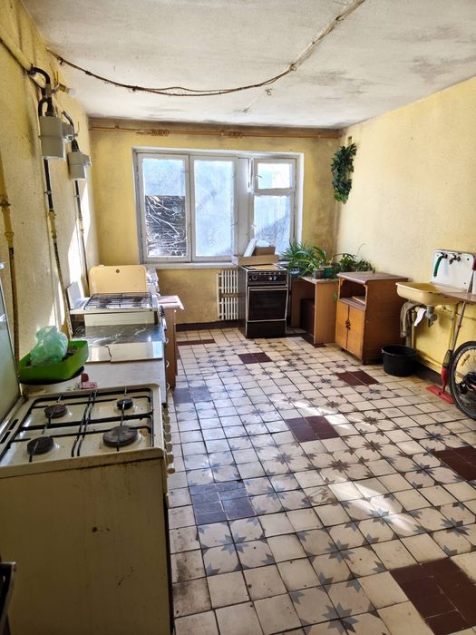 Гостинка с балконом, рядом метро.